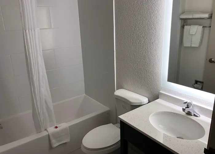 Hotel Red Lion & Elk Grove Village
